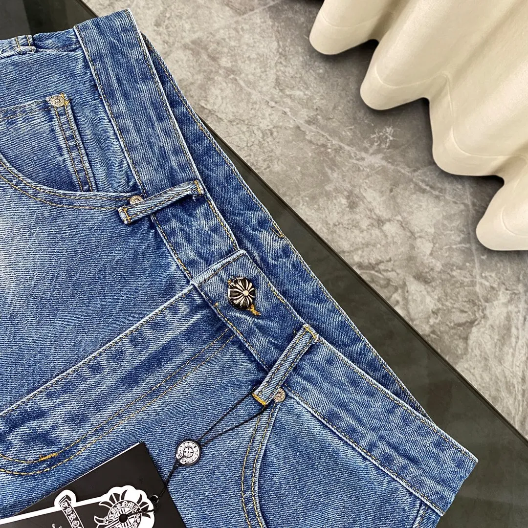 🅿️240 Chroe Hets CH classic blue and black leather jeans, priced at 4W level, patchwork cross pattern embellishment, women's high-waisted washed jeans! ! Absolutely high-end luxury products, 1.9W level god-level single products, super popular products, built with top heavy industry, a magic weapon that cannot be missed [About Zangyin] This is an extremely luxurious fashion brand that can also be called the aristocrats of the high street. It has always been an exclusive brand for some hipsters or rich second generations. Compared with ordinary high streets, it is more luxurious and noble. Compared with luxury brands, it has a more fashionable personality and has always been a brand that I have a special liking for. A6632 [Top heavy industry fashionable design] Consistently high-street luxury style creation. Speaking of this style, the Zangyin family and GU family are definitely the leading representative brands. Especially the Zangyin family has really achieved a state-of-the-art effect in creating high-street style. The color system of this model is made of unique washed materials. It is already quite eye-catching. It is decorated with pink patchwork cross flowers, which cleverly highlights the charm of the brand. Secondly, this model uses classic The classic high-waist cutting design highlights the long legs and the fashionable temperament of the upper body. The brand is highly recognizable and the slim fit configuration is more suitable for daily wear. This product is a product that interprets personality, fashion, and specifications at a glance. This single product is enough to make any fan excited. It can be a white T-shirt for youthful preppy style, or a tight sling for royal lady style. It has strong matching ability and can be easily controlled by men.  [Material and craftsmanship] Needless to say, this point goes without saying. As an excellent craftsman brand, Zangyin has really perfect requirements for details and craftsmanship. The washed color of this model has gone through so many processes, not to mention the embellishment of the denim appliqués. It is also purely handmade and sewn. Just like what they believe in, only handmade things have soul and have the meaning of wear. A top-notch heavy-duty fashionable denim item, I look forward to your perfect interpretation! ! 28-34 corresponds to S-XL